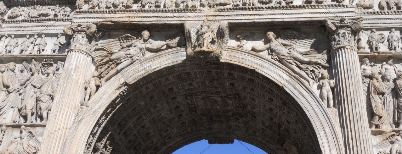 Arco di Traiano in primo piano